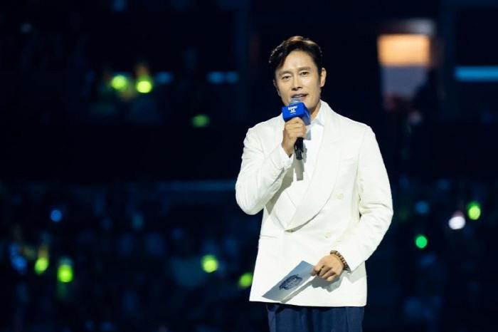 イ・ビョンホン直筆サイン入り2Lサイズ写真…Lee Byung-hun 61L120Y1G6L._AC_SY200_QL15_.jpg
